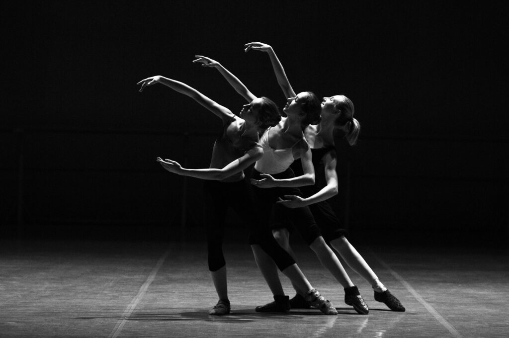 bailarinas bailando en un escenario de teatro
